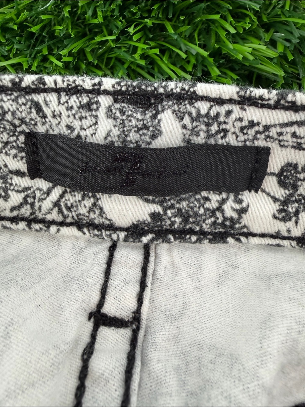 7 For All Mankind Black & White Floral Skinny Jeans with Black Side Panels - Picture 4 of 5